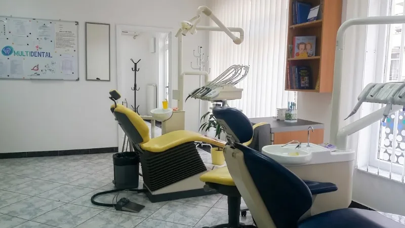 Ordinacija Multidental: stolica, aparat i plakat na zidu